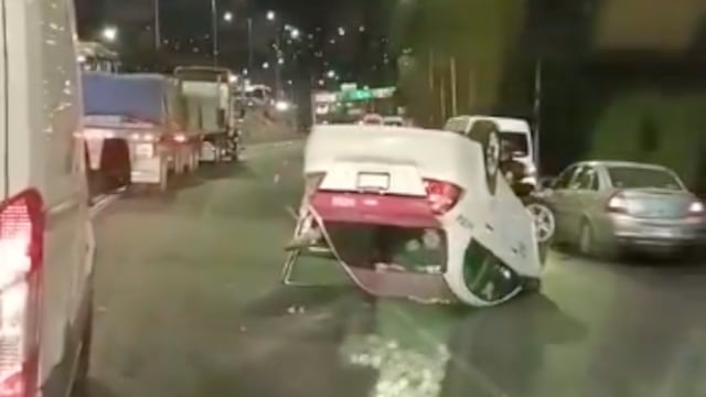 Taxi sufre volcadura a la altura de Río de los Remedios