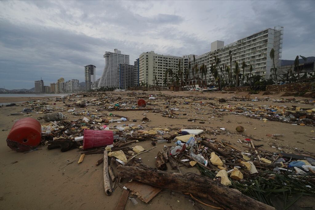 Daños provocados en calles de Acapulco por el huracán Otis