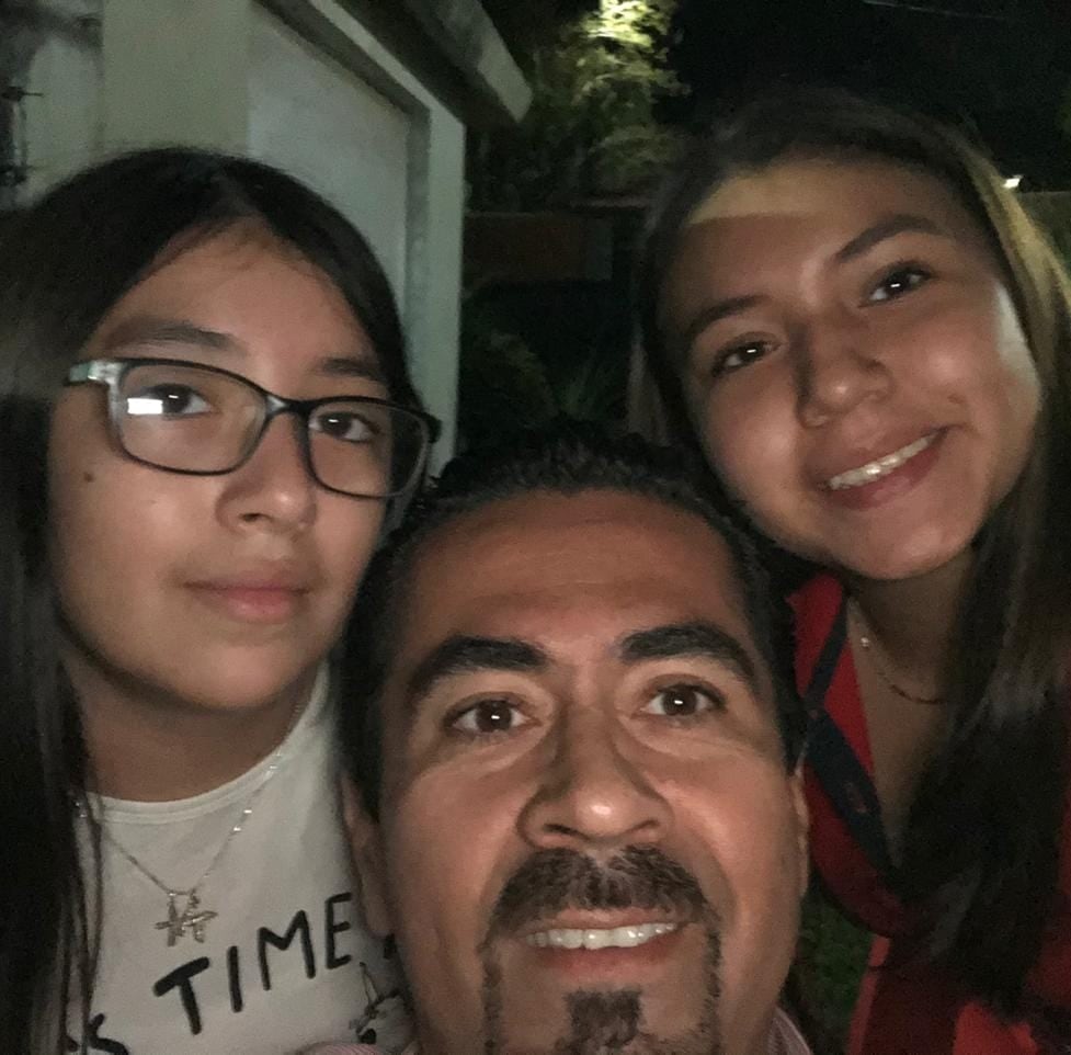 Ricardo Arizmendi y sus hijas