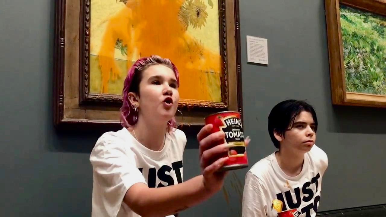 Activistas lanzan sopa contra "Los Girasoles" de Vincent Van Gogh por políticas energéticas