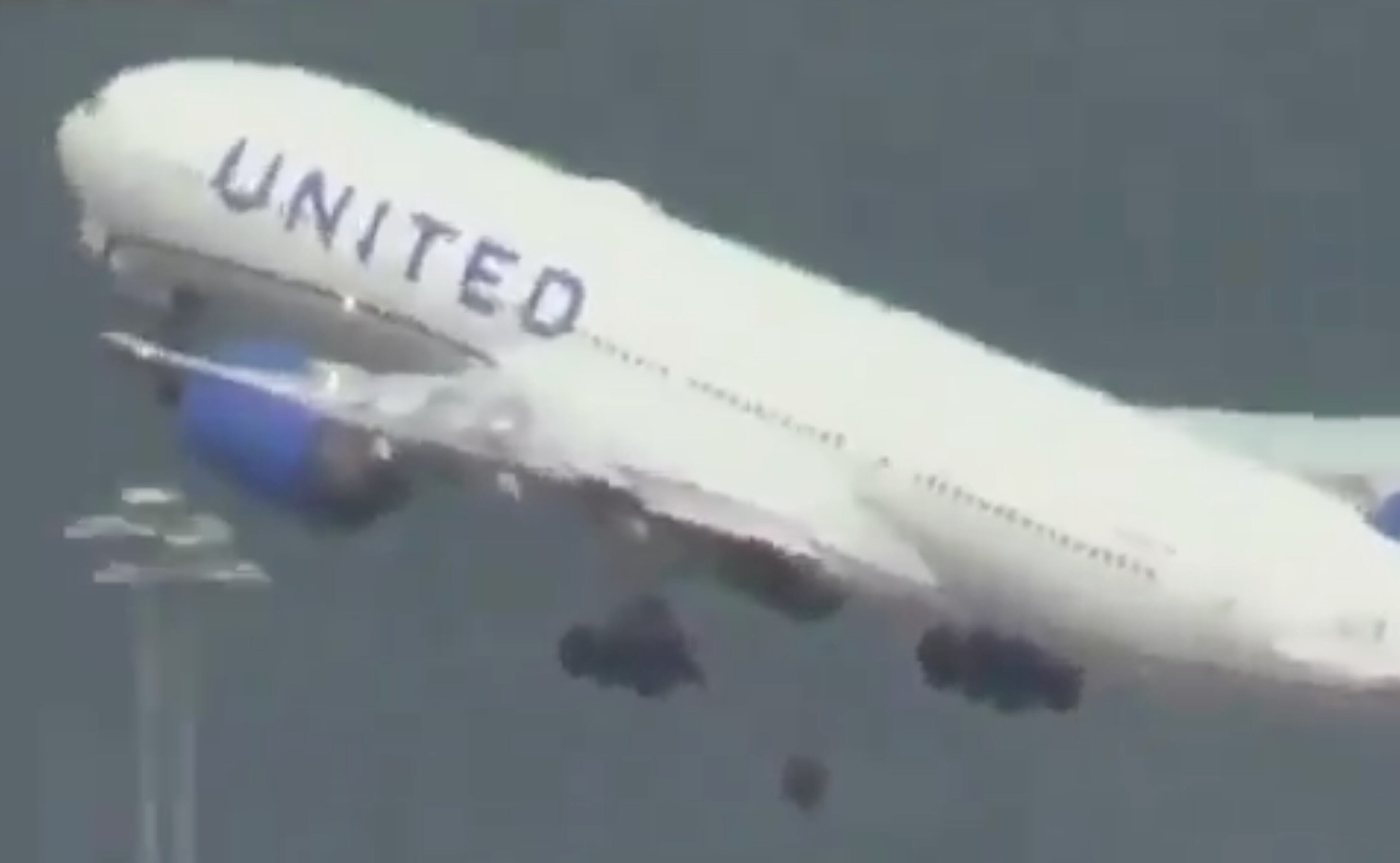 Un avión Boeing 777 de United Airlines perdió una llanta durante su despegue en San Francisco
