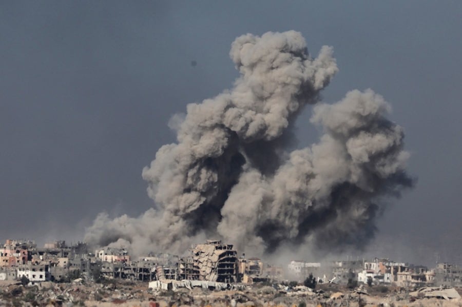 Columnas de humo tras ataques aéreos israelíes, desde un lugar no revelado cerca de la frontera entre Gaza y el sur de Israel.