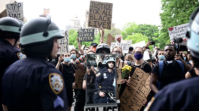 Nueva York tendrá que indemnizar a manifestantes maltratados por la policía  en 2020