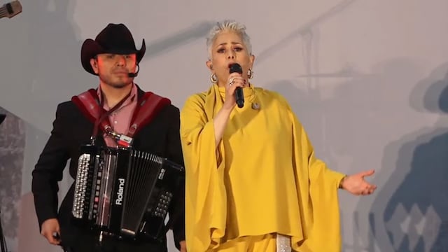 Eugenia León canta en honor a AMLO en celebración
