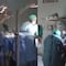 VIDEO: Médicos en ISSSTE de Acapulco operan con lámparas de sus celulares porque se fue la luz en el hospital