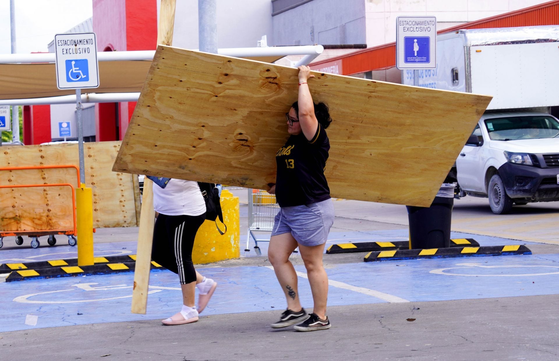Habitantes de Cancún realizaron compras de pánico previo al toque de tierra del huracán Beryl