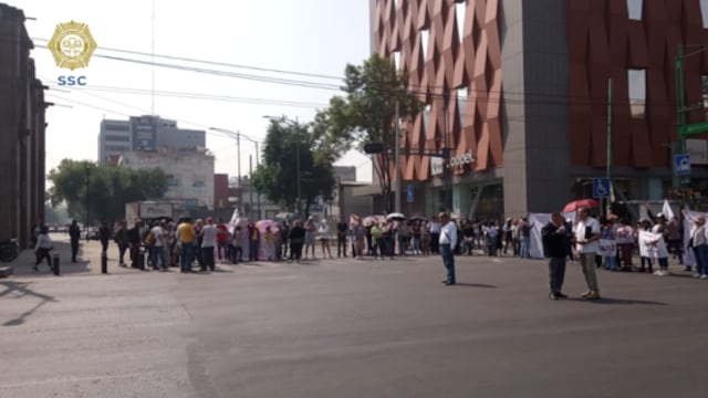 Reportan caos vial en Eje Central por bloqueo en Fray Servando Teresa de Mier