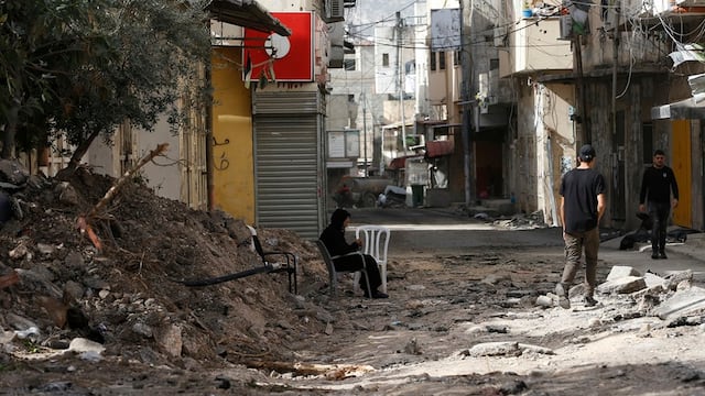 Varias personas caminan entre los escombros en una calle de Yenín, en Cisajordania ocupada, tras un incursión israelí