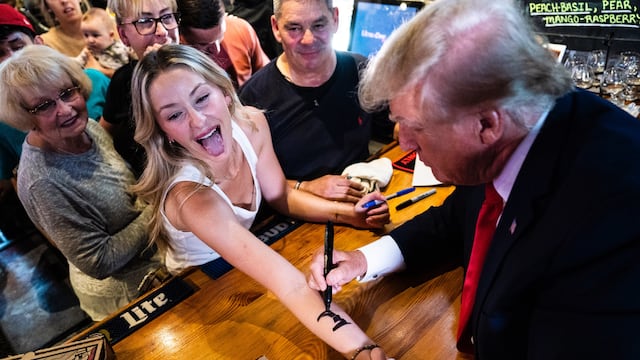 Donald Trump firma camiseta de mujer