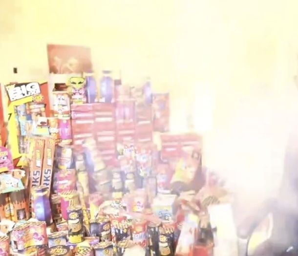 Kai Cenat enciende fuegos artificiales dentro de su casa