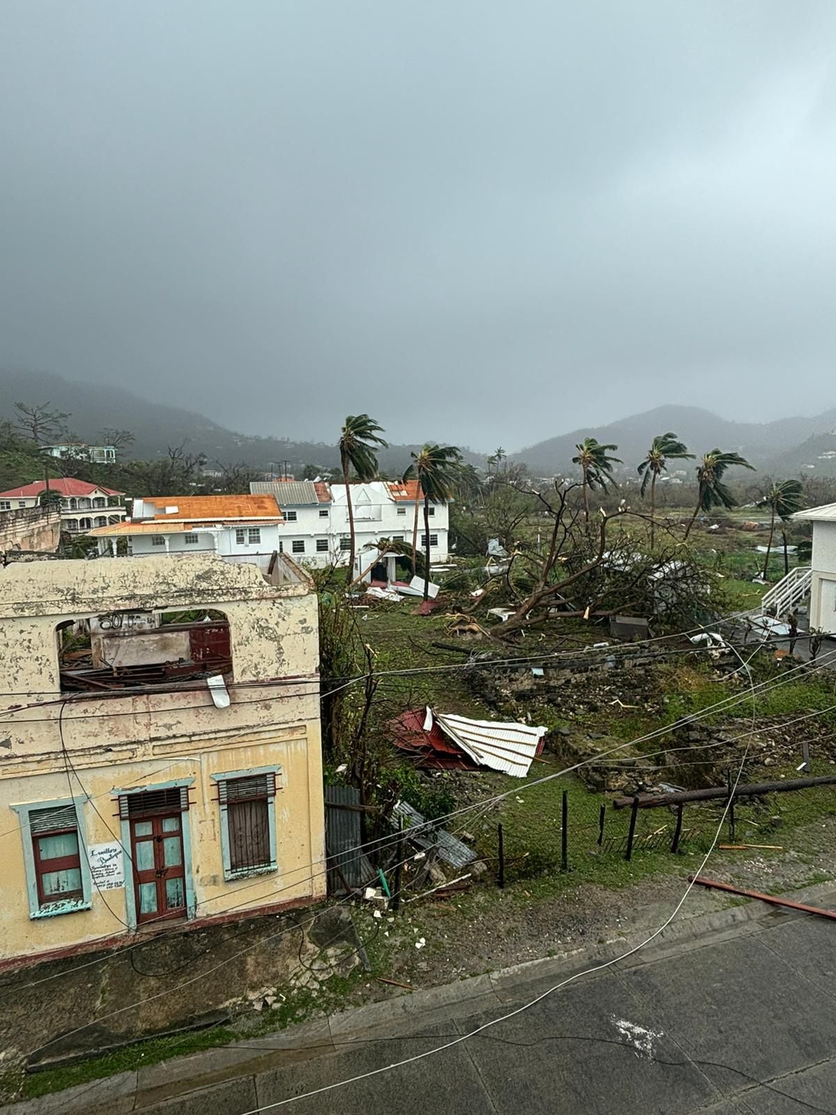 Se preparan ante el ingreso del huracán Beryl en Barbados