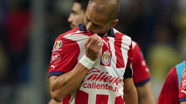 Chicharito con Chivas en el Estadio Azteca.