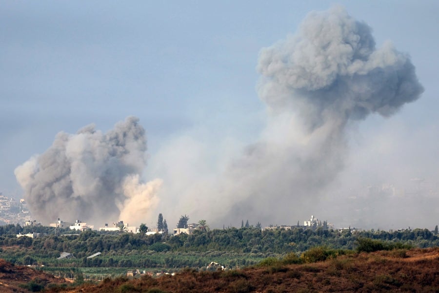 Columnas de humo tras ataques de Israel en el norte de Gaza