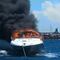 VIDEO: Yate se quema frente a costas de Progreso en Yucatán; tripulantes se lanzan al mar para salvarse