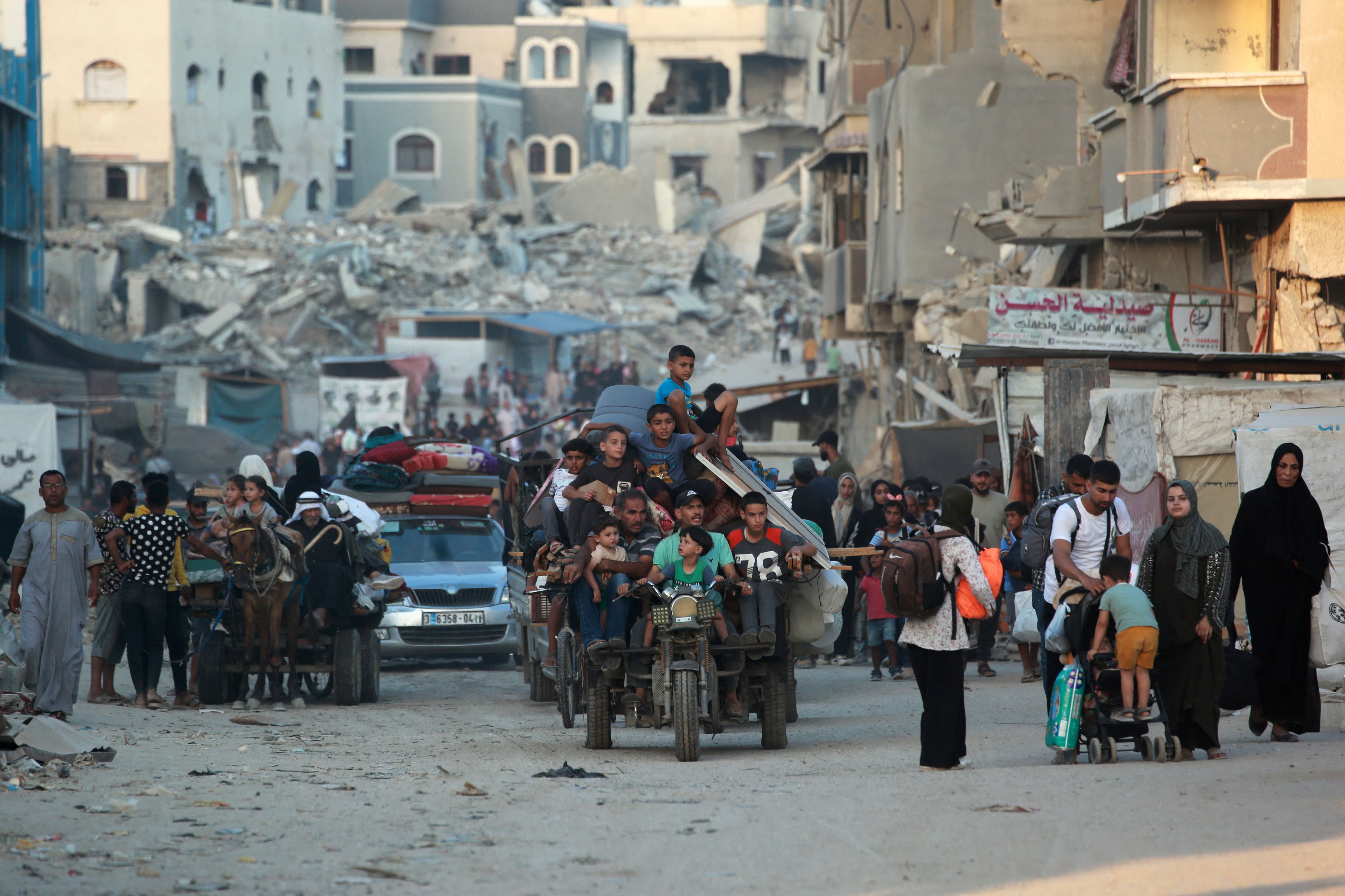 Palestinos son desplazados en Rafah