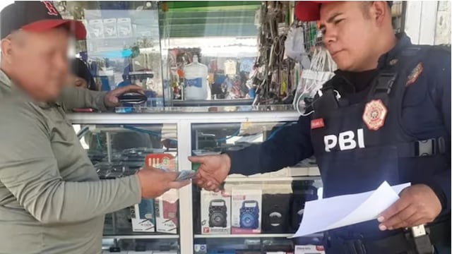 Policía devuelve cartera con 11 mil pesos a su dueño