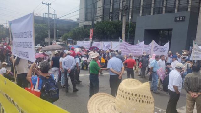 Jubilados protestan en sede de la SHCP en Constituyentes