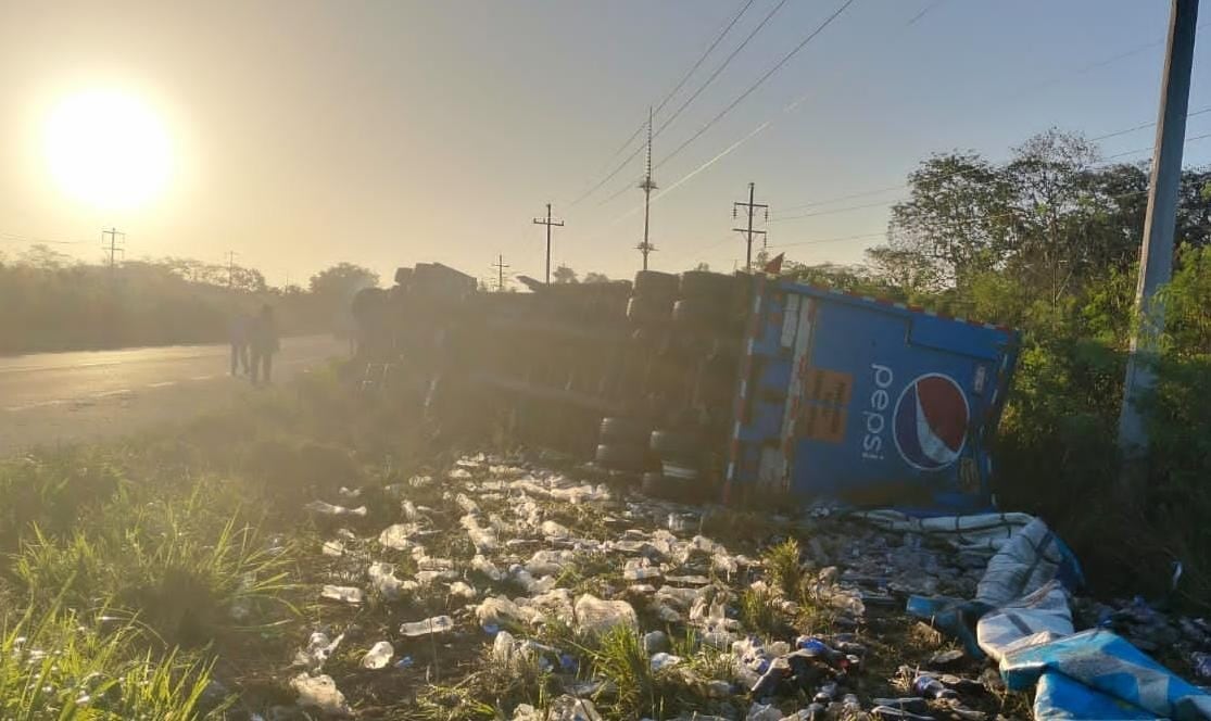 Camión de Pepsi volcado