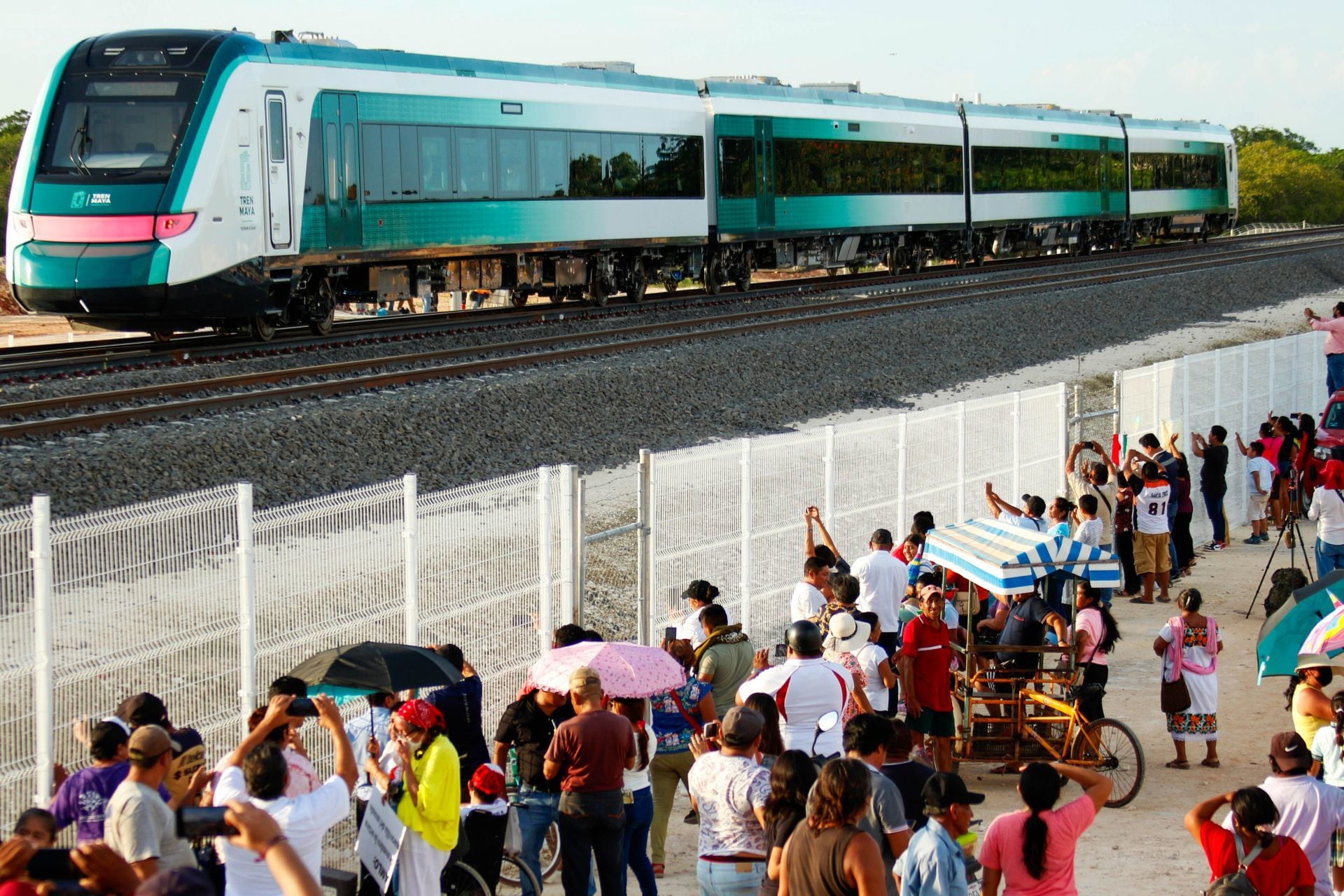 El Tren Maya hizo su primer recorrido de prueba de Campeche rumbo a Mérida, Yucatán, con el presidente de México, Andrés Manuel López Obrador, y una pequeña comitiva a bordo