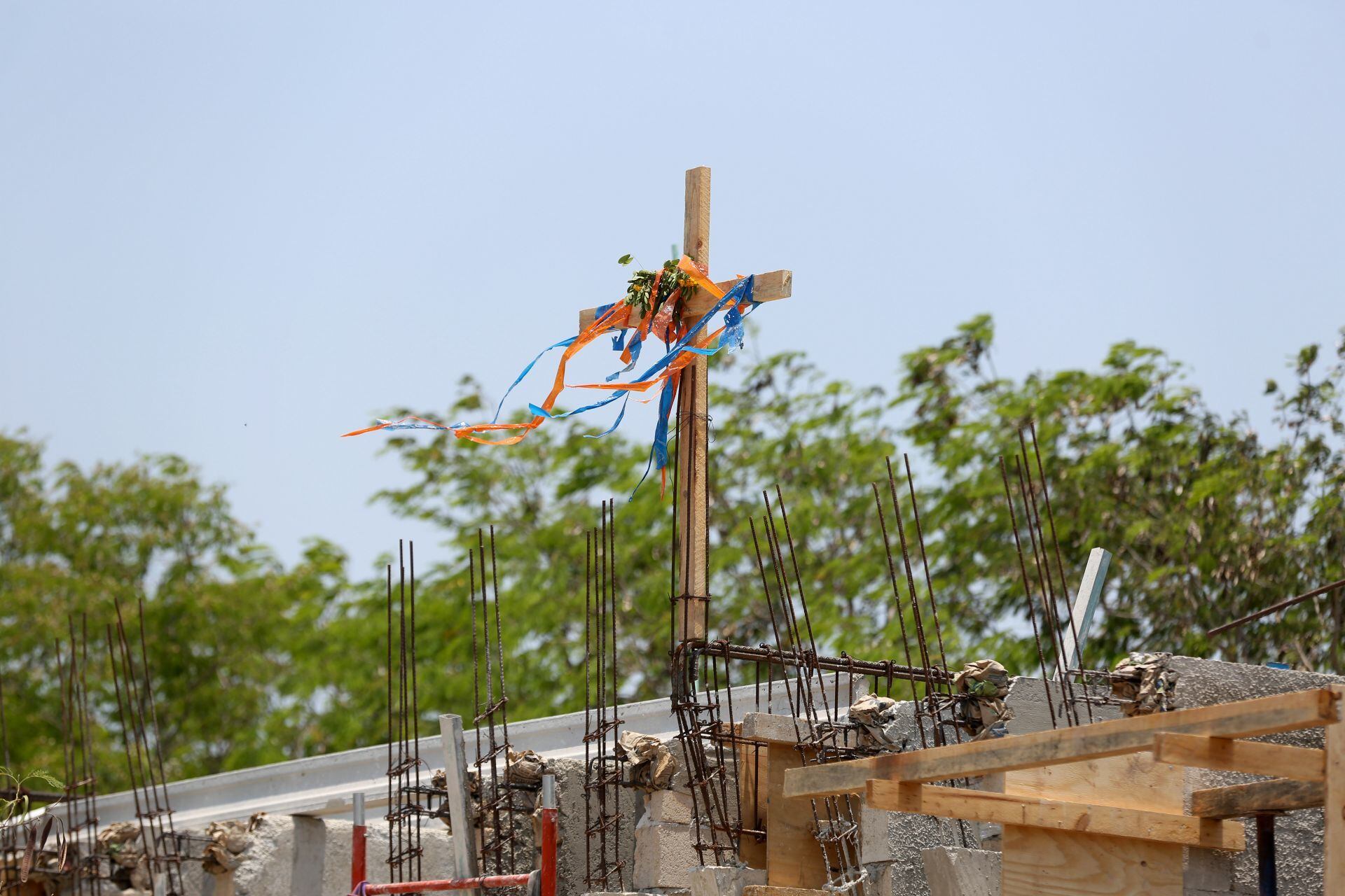 Cruz de madera en construcción