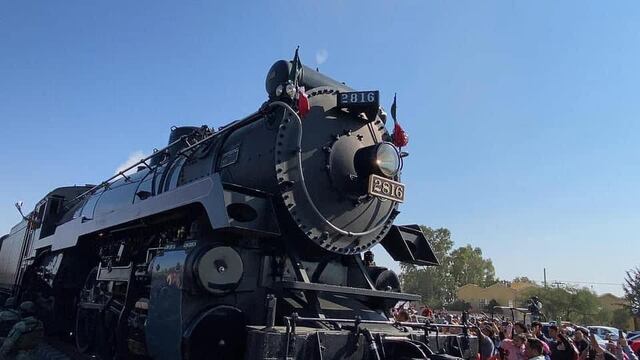 Locomotora “The Empress 2816″ en su paso por Nopala de Villagrán, Hidalgo