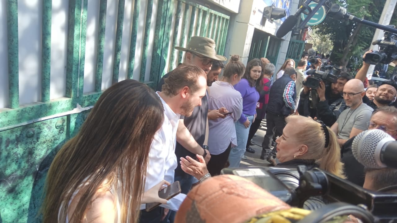 Santiago Taboada llega a emitir su voto en casilla de Benito Juárez
