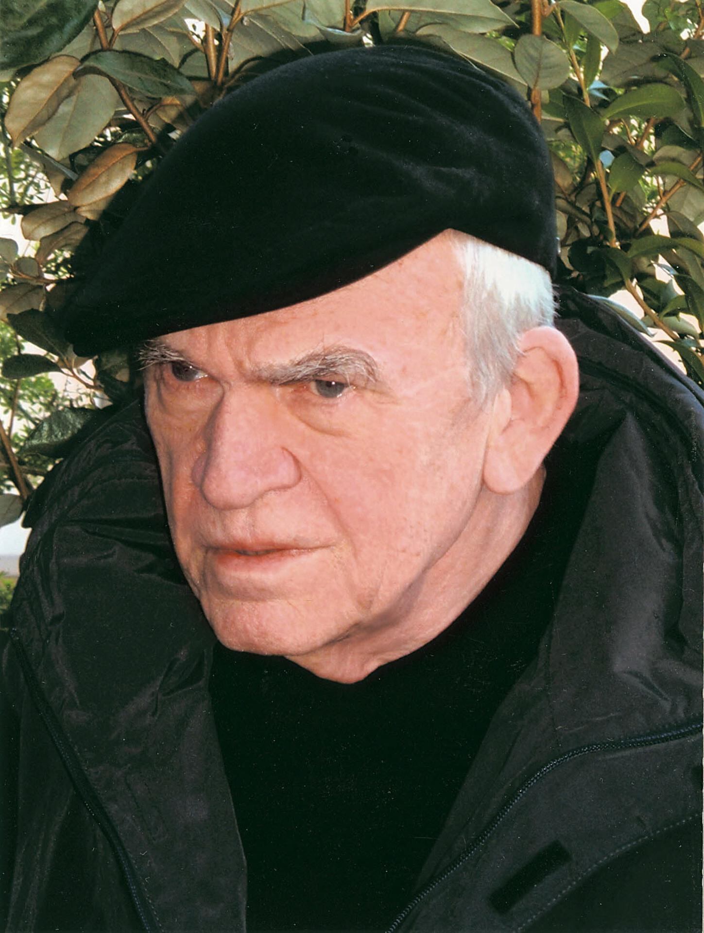 ¿Quién fue Milan Kundera, el escritor de La insoportable levedad del ser, que ha muerto a los 94 años?
