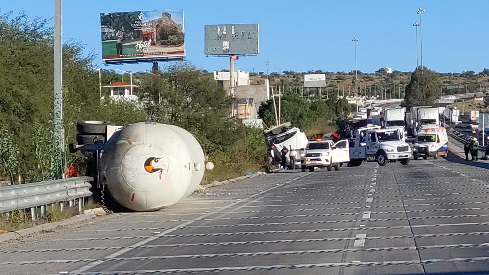 Volcadura de pipa en autopista México-Querétaro