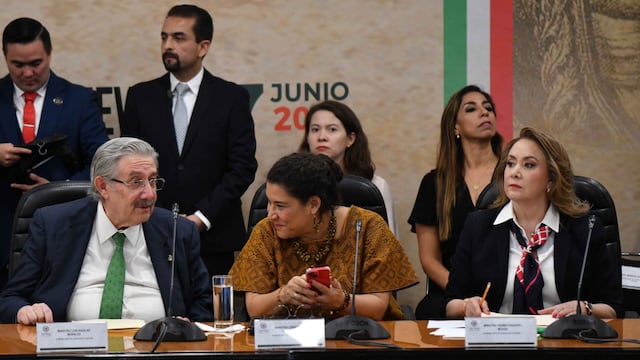 Ministros de la SCJN: Luis María Aguilar, Lenia Batres y Yasmín Esquivel, durante la primer mesa del "Diálogos nacionales sobre la reforma constitucional al poder judicial"