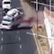 VIDEO: Camión de la basura choca en carretera Lechería-Texcoco y trabajadores se caen