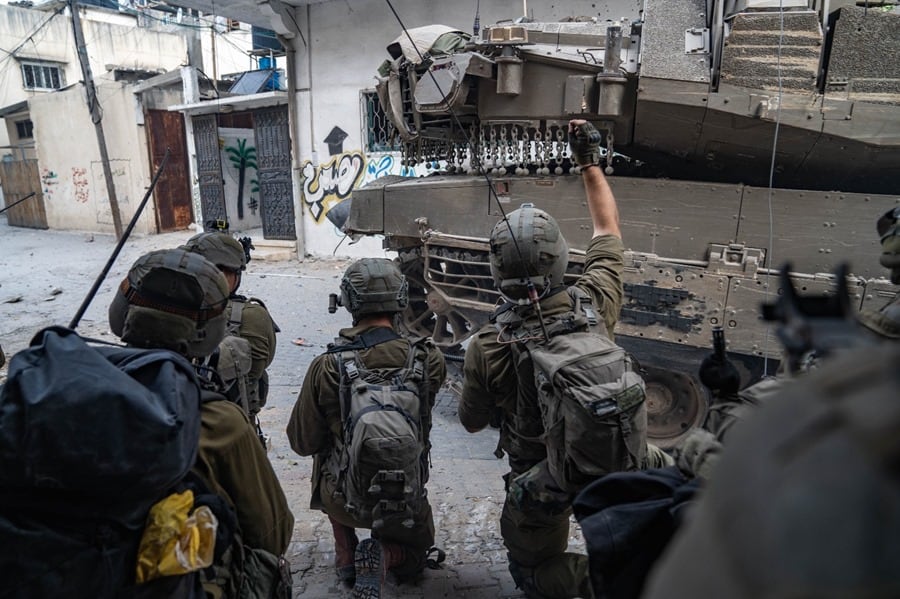 Imagen facilitada por el Ejército israelí de varios soldados israelíes durante sus operaciones de última hora en la franja de Gaza.