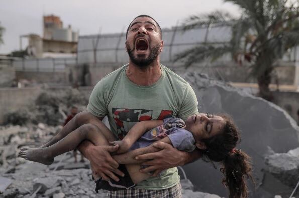Hombre carga a niña muerta tras bombardeos israelíes en Franja de Gaza
