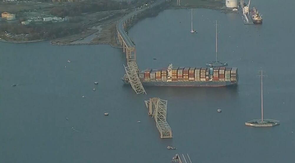 Choca barco contra puente de Baltimore y causa su derrumbe