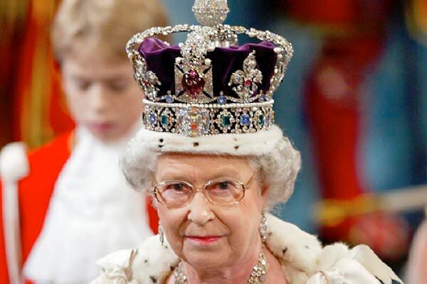 Coronas de la reina Isabel II, con diamantes y joyas robadas, pasarán al rey Carlos III y Camila de Cornualles