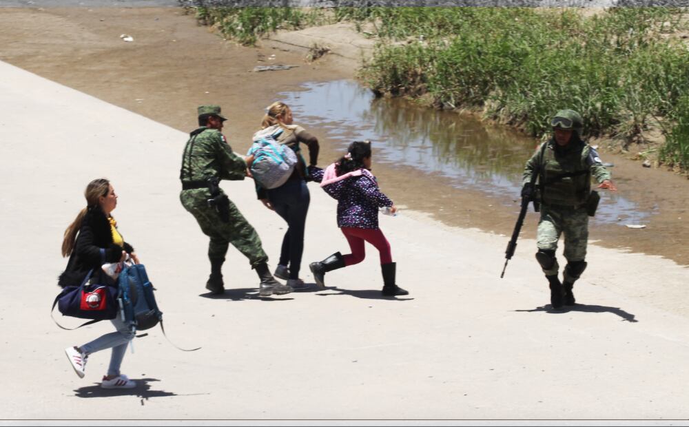 Migrantes intentan cruza por Ciudad Juárez, Chihuahua.