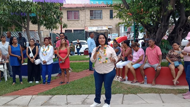 Abelina López inaugura la plaza Real Hacienda