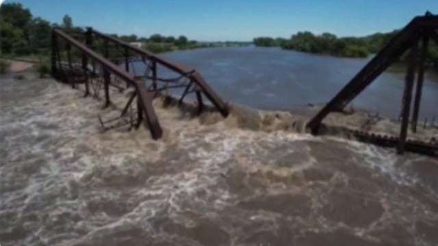Puente Ferroviario de Estados Unidos colapsa por fuertes inundaciones en Iowa