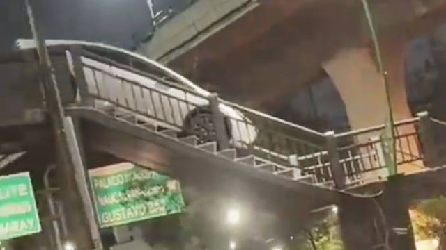 Auto se queda atorado en puente peatonal de Naucalpan