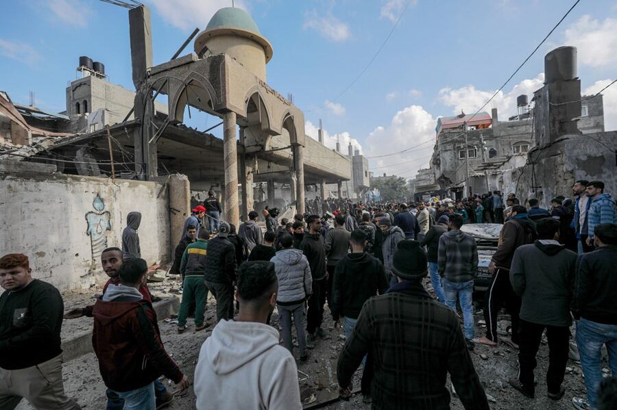 Palestinos buscan personas desaparecidas bajo los escombros de una mezquita destruida en la ciudad de Deir Al Balah, en el centro de la Franja de Gaza, este domingo 4 de febrero.