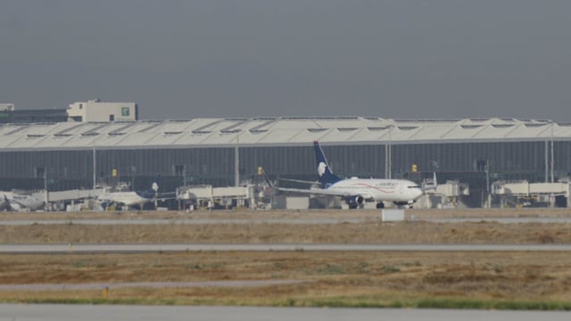 Actividad aérea de la empresa Aeroméxico en las pistas del Aeropuerto Internacional Felipe Ángeles.