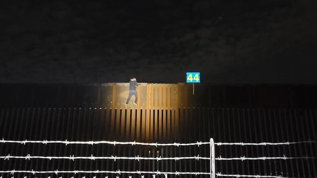 Migrante se queda atorado en el muro de la frontera Estados Unidos-México