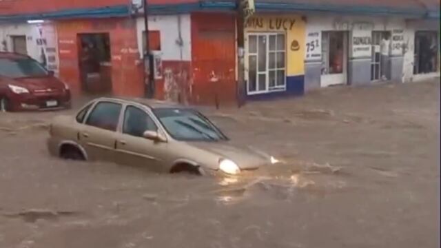 Carros fueron arrastrados en Puebla por las fuertes lluvias este viernes 14 junio 2024