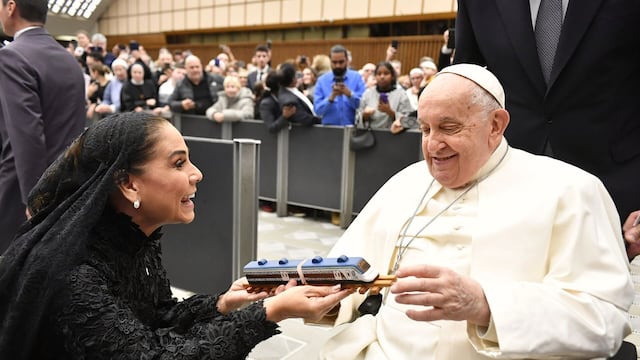 Mara Lezama entrega un Tren Maya de juguete al Papa