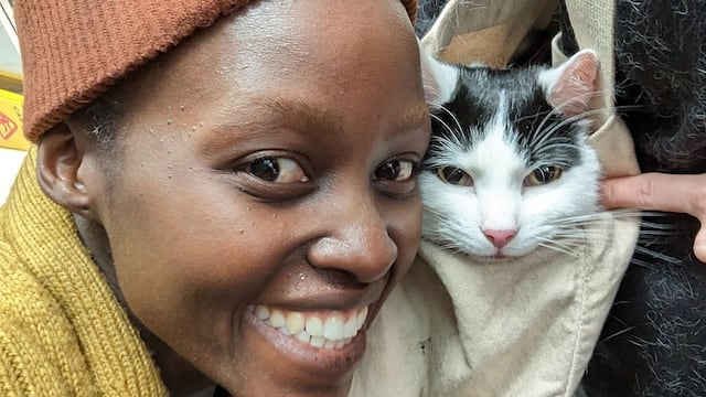 Lupita Nyong'o y Schitzhel, quien interpretó al gato Frodo de Un Lugar en silencio: día uno