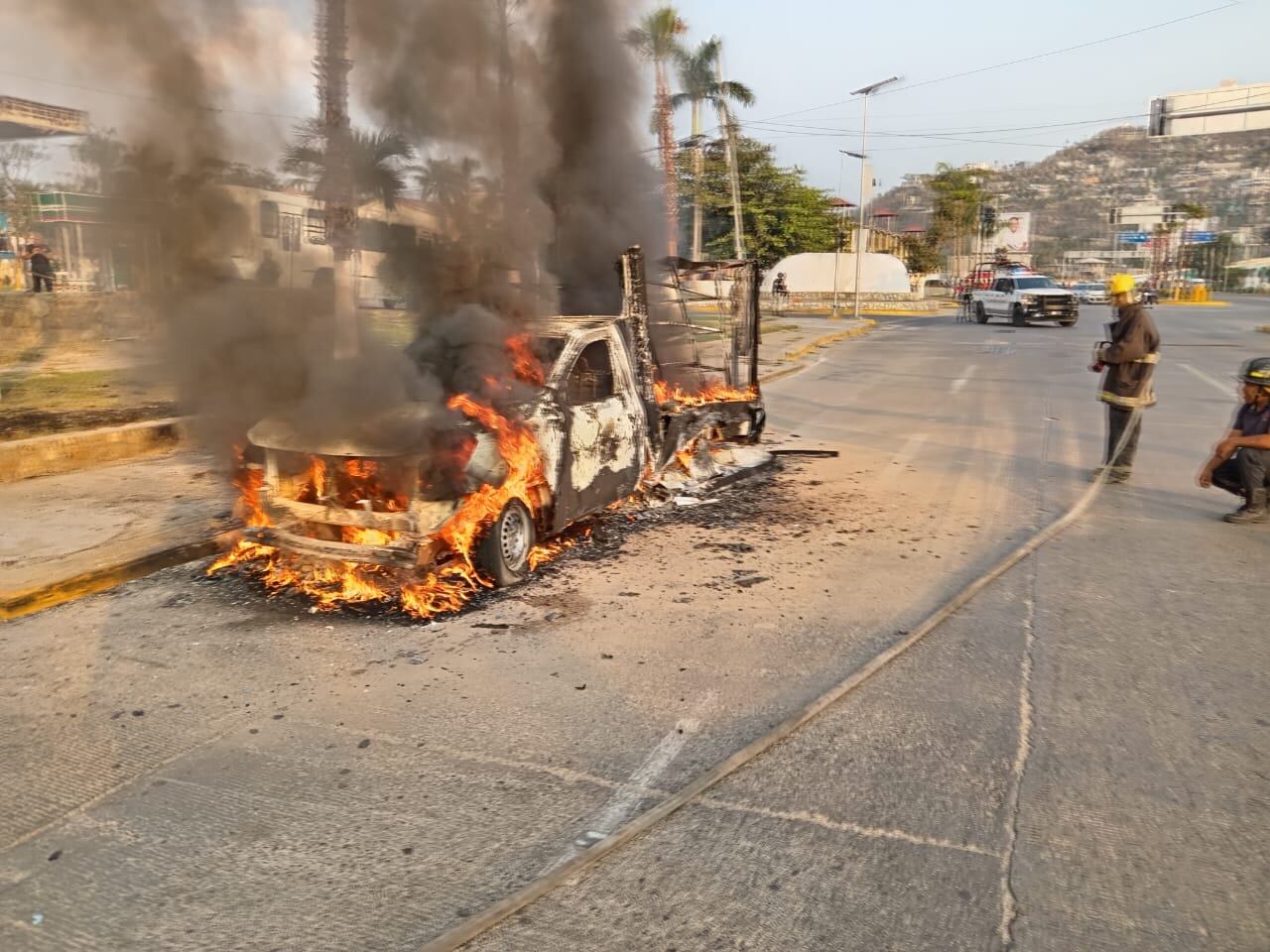 Bomberos de Acapulco sofocan incendio de vehículo