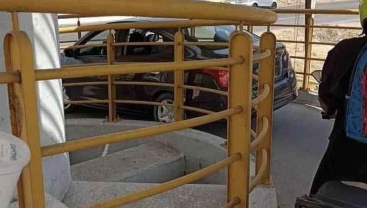 Auto se queda atorado en puente peatonal de Irapuato