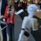Un robot mesero no soportó y colapsa en vivo mientras demostraba cómo funciona (VIDEO)