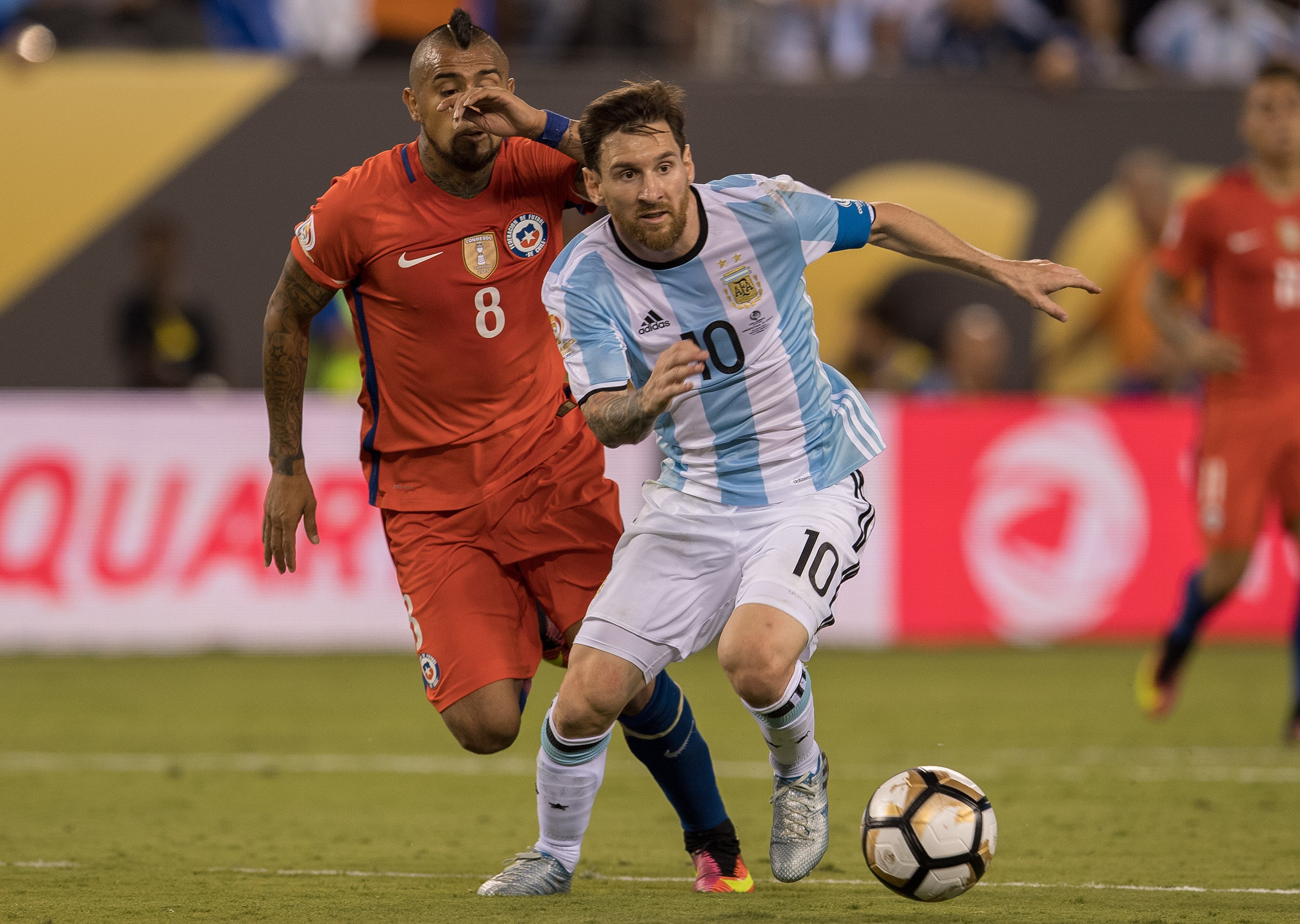 Messi y Arturo Vidal en la Final de la Copa América 2016