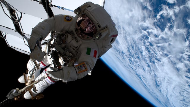 Astronauta Luca Parmitano y brazo robótico Canadarm2