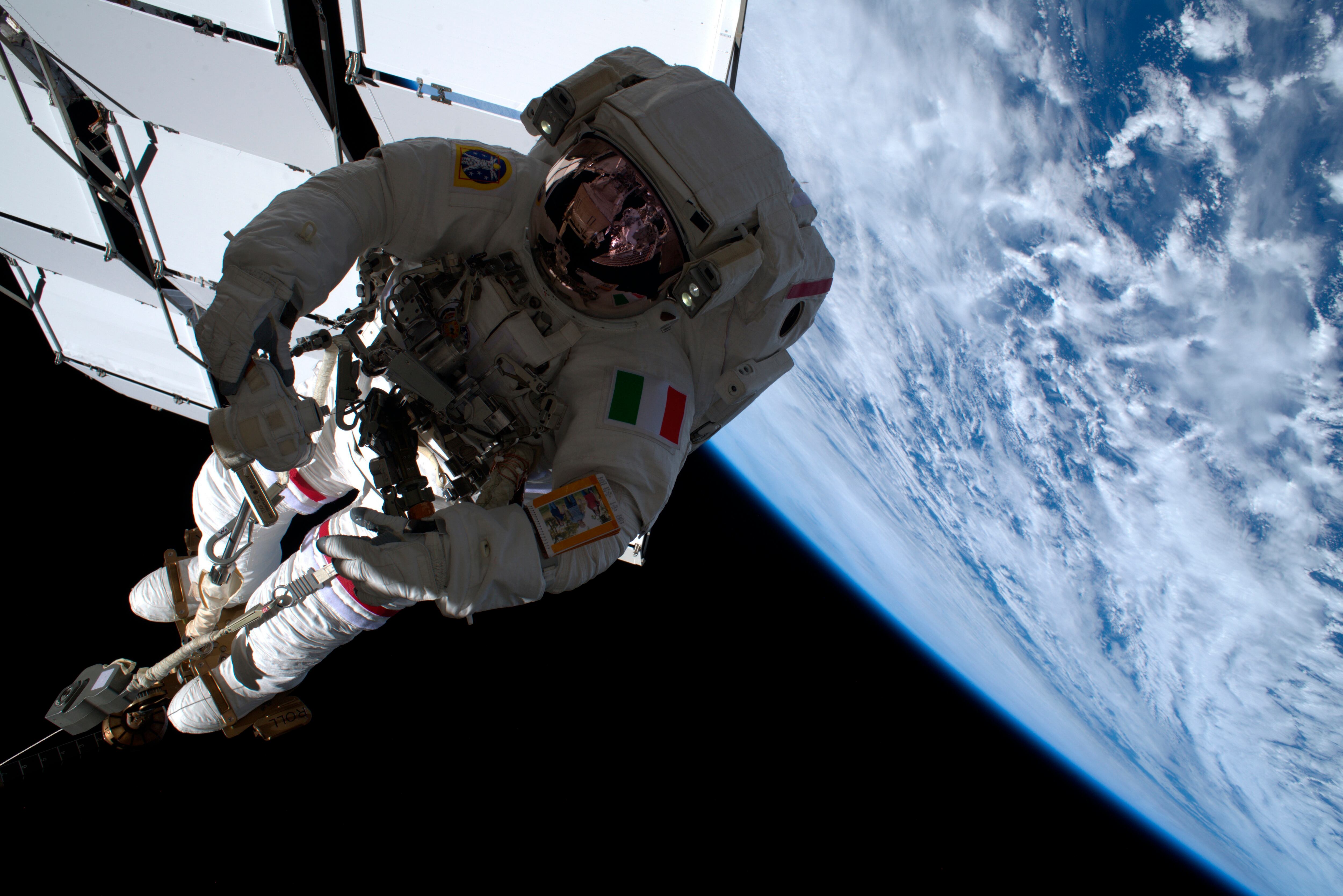 Astronauta Luca Parmitano y brazo robótico Canadarm2
